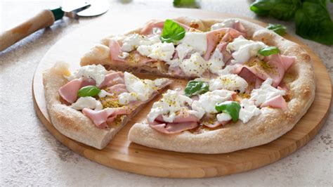 Pizza gourmet con ingredienti freschi e colorati