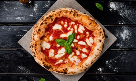 Pizza napoletana con cornicione alto e soffice