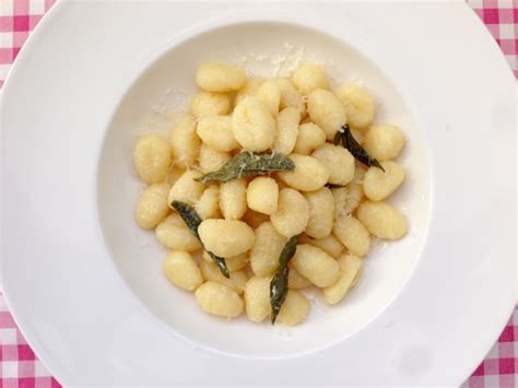 Gnocchi De Cecco conditi con burro, salvia e parmigiano