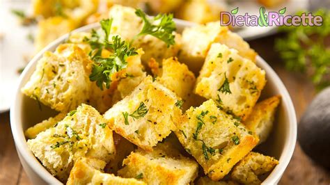Croccanti crostini di pane all'aglio e rosmarino