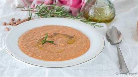 Una ciotola fumante di crema di fagioli borlotti con crostini dorati
