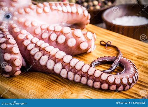 Polpo intero fresco con tentacoli