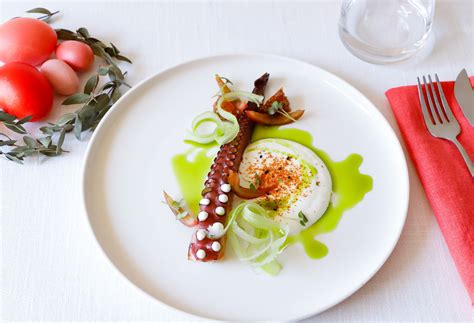 Tentacoli di polpo in un sacchetto sottovuoto con erbe aromatiche