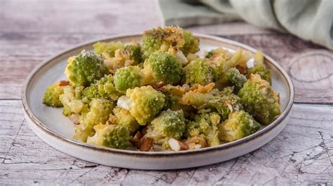 Broccolo romanesco al forno con olive