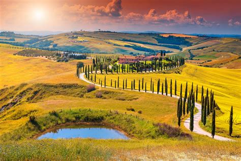 Panorama collinare toscano con agriturismo