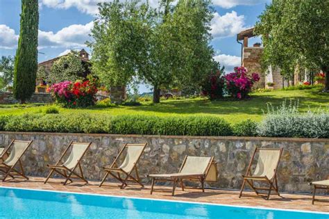 Piscina con lettini in un agriturismo
