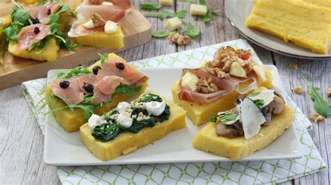 Immagine di crostini di polenta colorati e guarniti