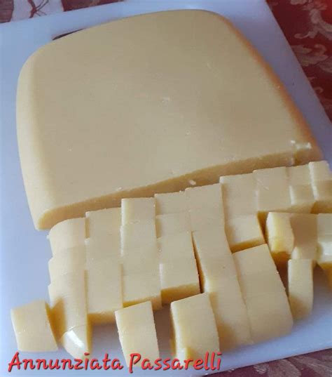 Cubetti di polenta dorati con una fetta sottile di lardo sopra