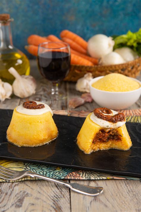 Tortino di polenta dorato con formaggio filante che fuoriesce