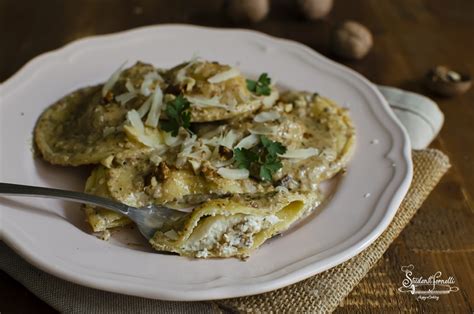 Ravioli noci e gorgonzola impiattati