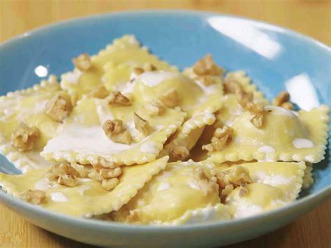 Ravioli noci e gorgonzola pronti per essere cotti