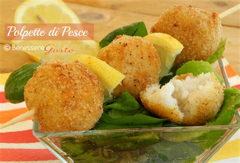 bambini che preparano polpette di pesce