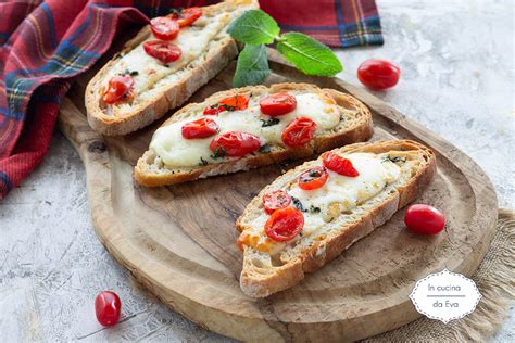 bruschette miste con pomodorini, basilico e formaggio