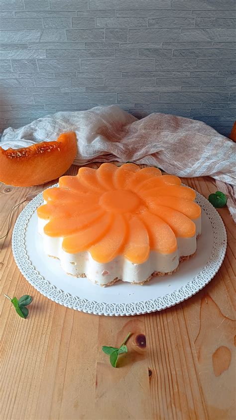 Cheesecake al melone intera decorata