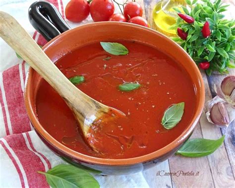 Immagine di ingredienti per il sugo: salsiccia, pomodorini, cipolla