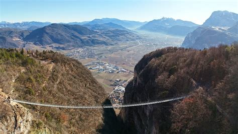 Ponte di cristallo sospeso su un canyon