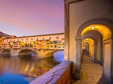 Vista panoramica da un ponte di cristallo