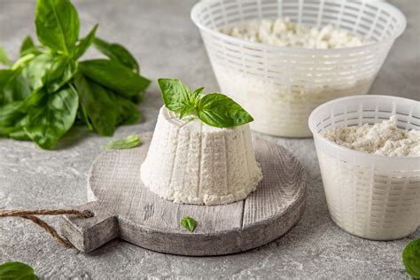 confronto visivo ricotta salata e altri latticini