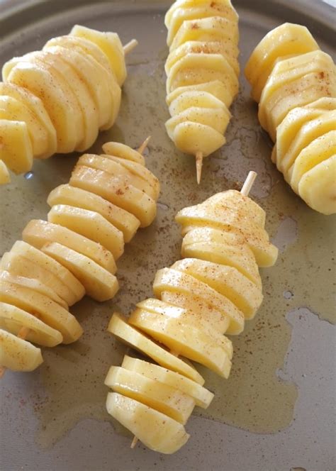 Patate che vengono infilzate con una forchetta per verificarne la cottura