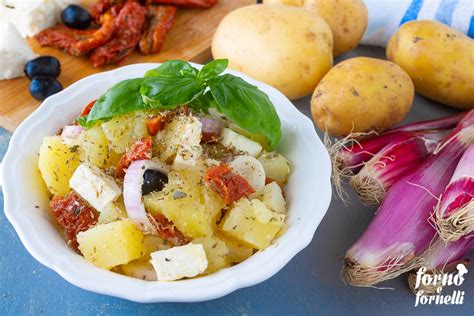 Ingredienti freschi per l'insalata di patate