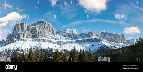 Panorama delle Dolomiti all'alba