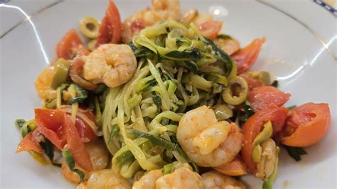 Un piatto di spaghetti di zucchine con pomodorini