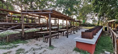 Agriturismo con area barbecue all'aperto