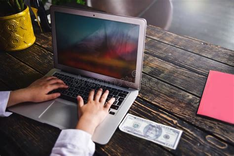 Persona che lavora al computer