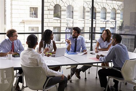 Persone che collaborano attorno a un tavolo