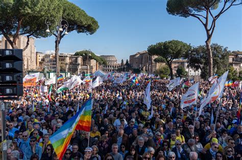 Persone che partecipano a un webinar tecnologico