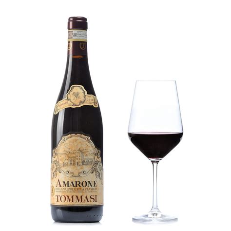 Calice di Amarone Classico Brigaldara con riflessi rubino