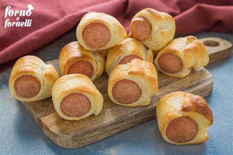 Vassoio di rustici con wurstel e salse