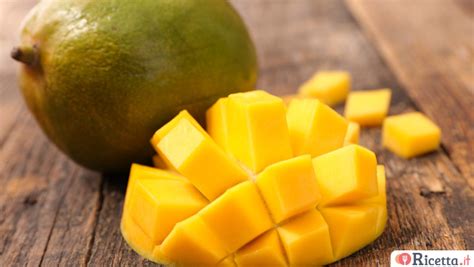 Mango maturo pronto per essere tagliato