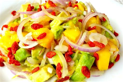 Un'insalata tropicale con pezzi di mango