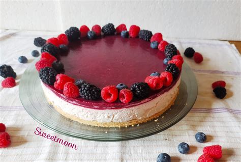 Cheesecake al mascarpone con agar agar decorata con frutti di bosco