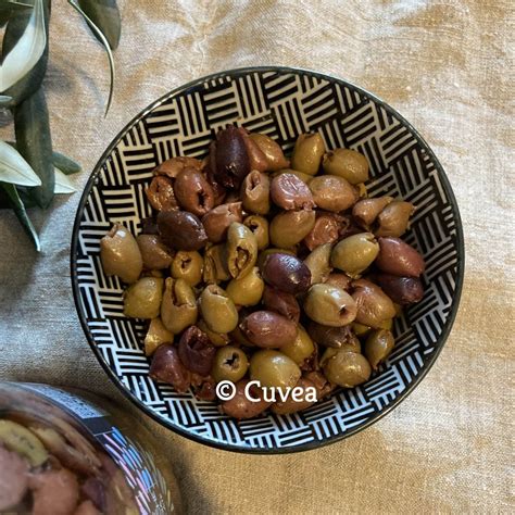 Olive taggiasche denocciolate in una ciotola