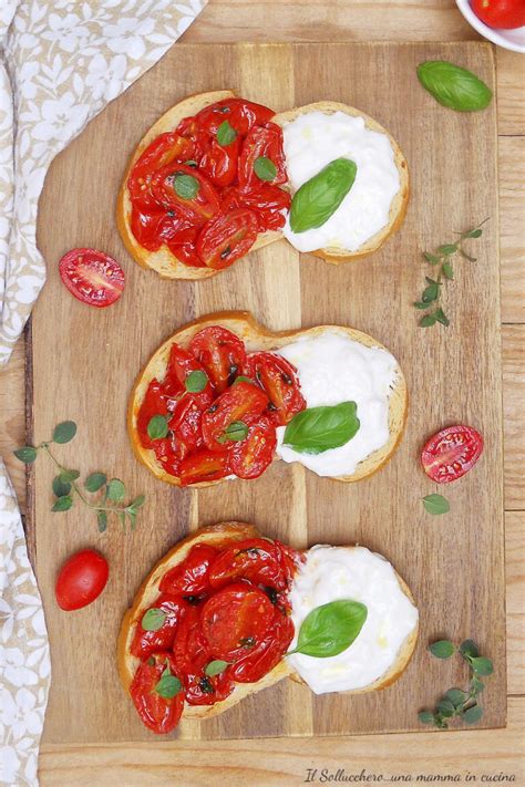 Bruschette con zucchine saltate, pomodorini e olive