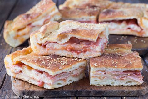 Focaccia ripiena con prosciutto cotto e formaggio