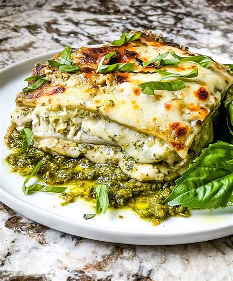 Immagine di una fetta di lasagna al pesto, stracchino e speck che mostra gli strati interni