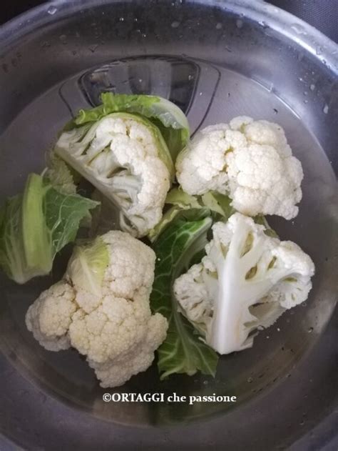 Cimette di cavolfiore che vengono scolate