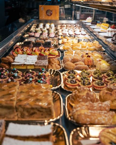 Dolci napoletani e siciliani esposti in una vetrina di pasticceria