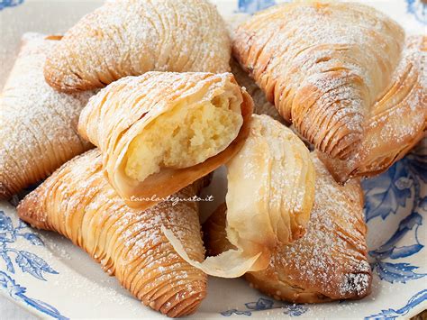 Una sfogliatella napoletana riccia con il suo ripieno