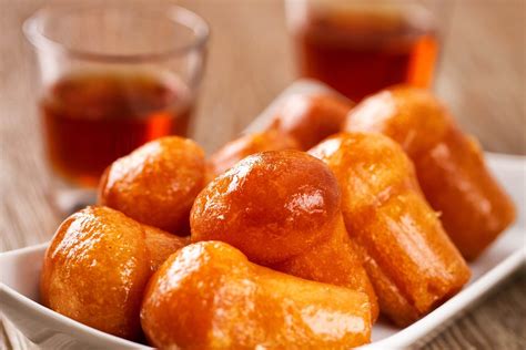 Un vassoio di babà al rum e sfogliatelle