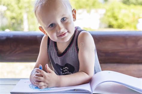 Bambino che disegna con pastelli a cera