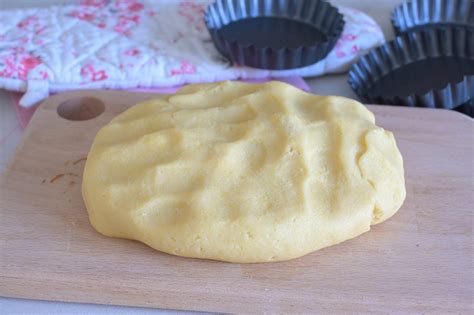 Procedimento per stendere la pasta frolla