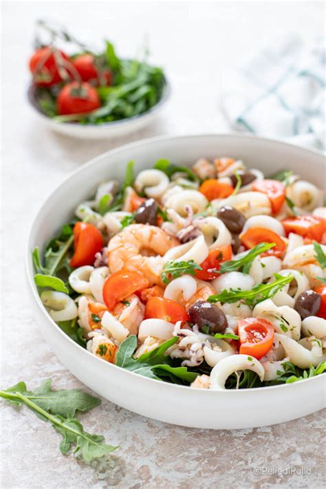 Insalata di mare con rucola, pomodorini e uovo sodo