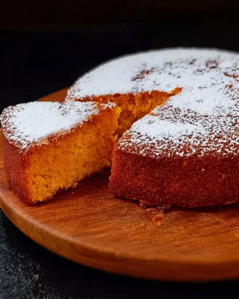 Fetta di torta di carote e mandorle su un piatto