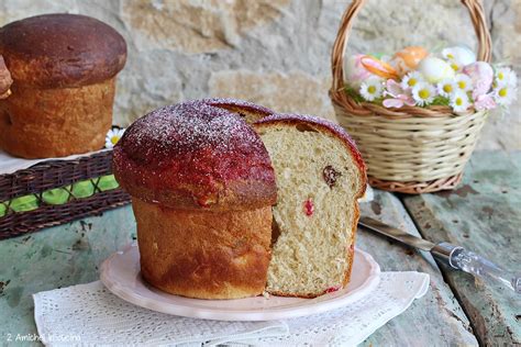Una varietà di pizze di Pasqua dolci e salate disposte su un tavolo.