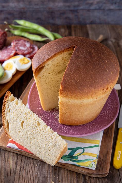 Una fetta di pizza di Pasqua salata con formaggio e salumi.