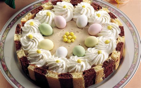 Una torta di Pasqua dolce con glassa e decorazioni.